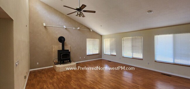 Foto del edificio - Great 3 Bedroom House with Acreage in Lowell