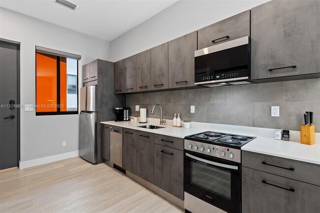 Foto del edificio - 637 NE 4th Ave
