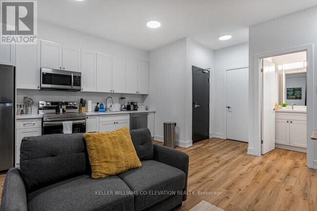 Building Photo - 610 King St E