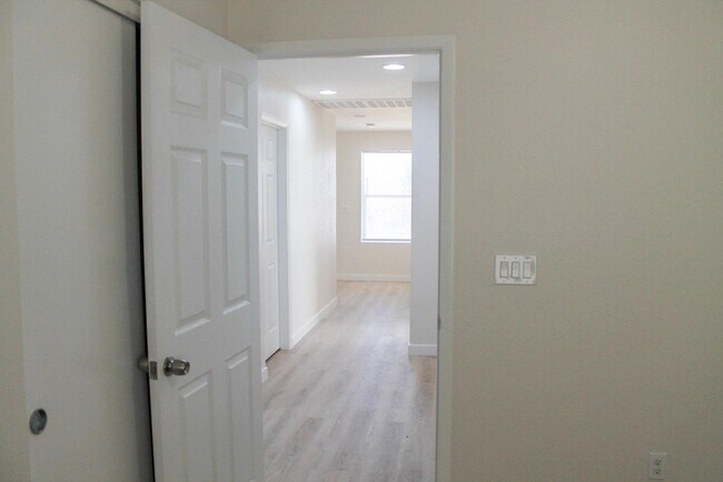 Foto del edificio - Gorgeous 4Bed/2.5Bath/2Car home located in North Las Vegas Raven Hill gated community!