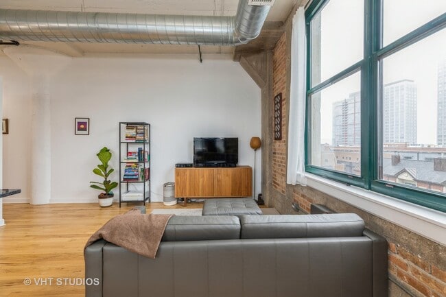 Building Photo - 221 E Cullerton St
