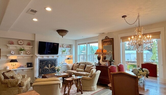 Building Photo - Charming 3-Bed, 2.5-Bath Townhouse in Apto...