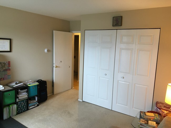 primer dormitorio - 12000 W Bluemound Rd