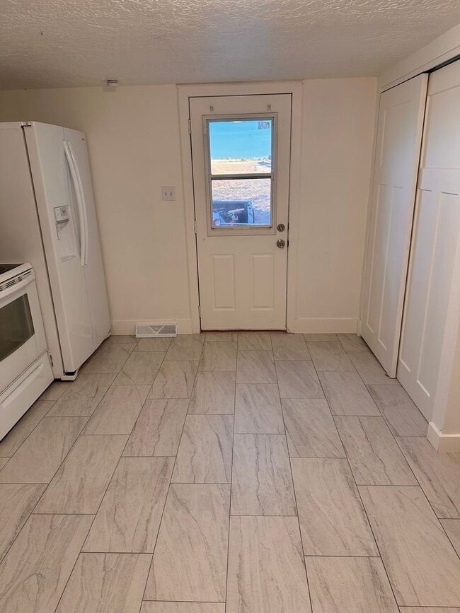 Building Photo - **RENTAL AVAILABLE**  Beautiful 2 Bedroom ...
