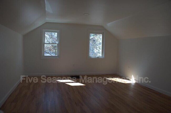 Building Photo - 124 N Winooski Ave