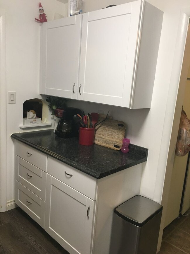 Building Photo - Two Bedroom Apartment with Fenced Backyard...