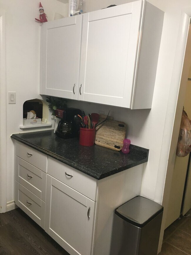 Foto del edificio - Two Bedroom Apartment with Fenced Backyard...