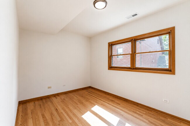 Foto del edificio - 1343 N Leavitt St