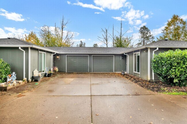 Foto del edificio - 1628-1628 Madras St SE