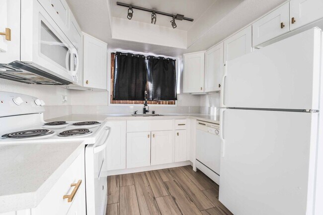 Foto del edificio - BEAUTIFUL 1 BEDROOM CONDO ON THE FIRST FLOOR!