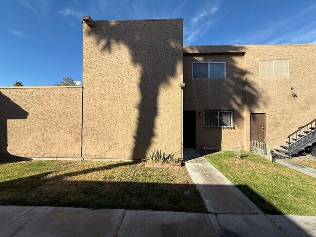 Building Photo - RENOVATED 2BD/1.5BA CONDO NEAR TOPGOLF, VI...
