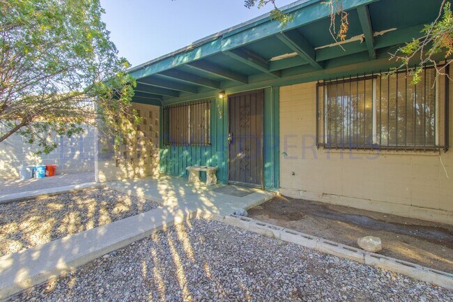 Building Photo - 2 Bedroom Townhome with Gated Yard