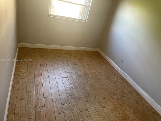 Foto del edificio - 4111 Stirling Rd