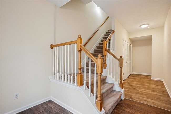 Building Photo - 529 Lantern Wood Dr