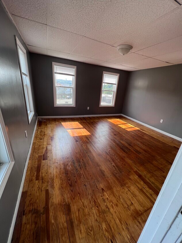 321 High St Unit 2nd front, Woonsocket, RI 02895 321 High St