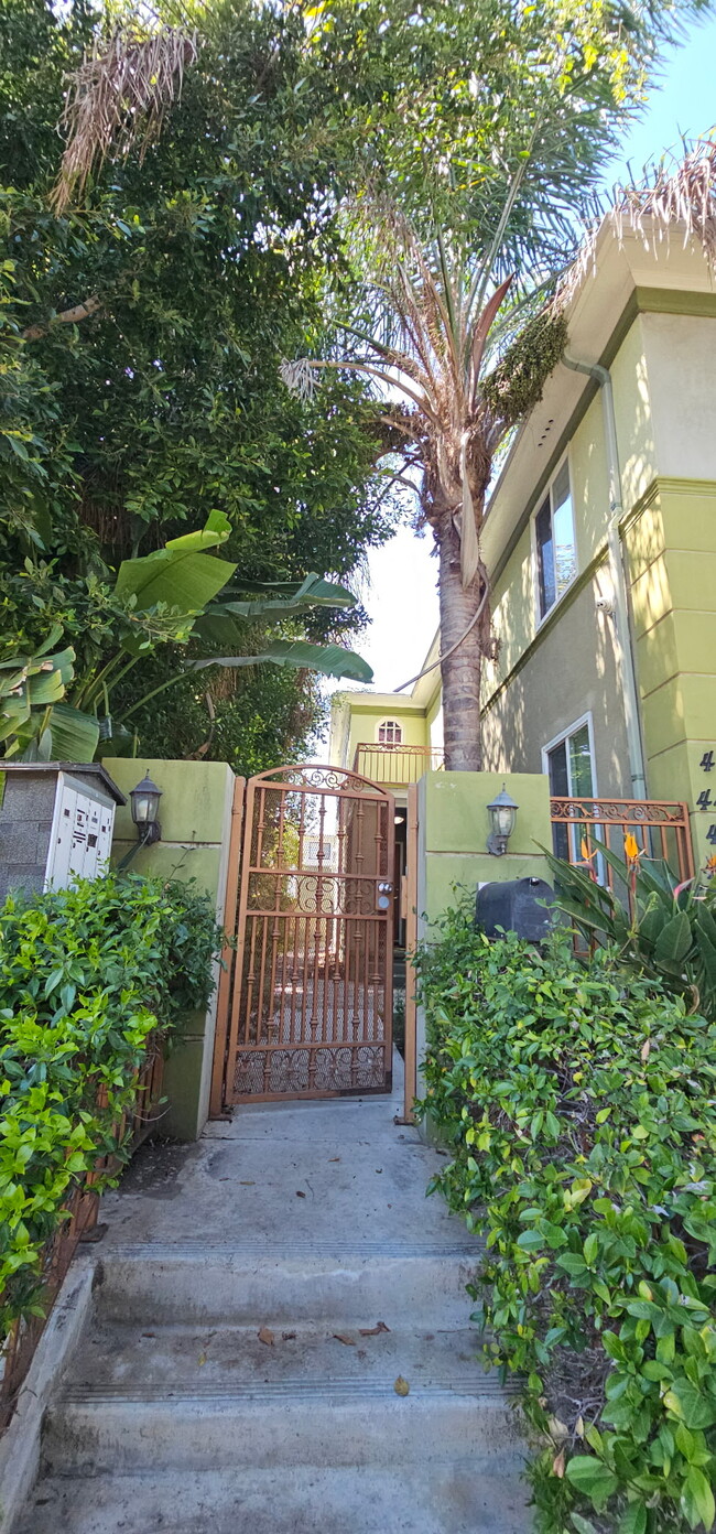 Building Photo - 449 S Doheny Dr