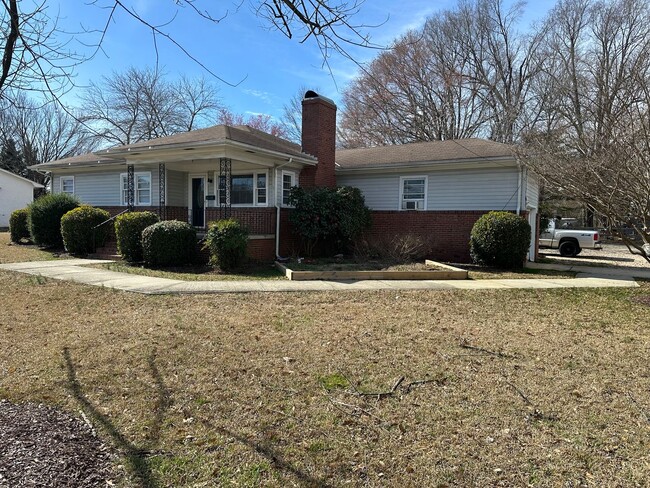 Building Photo - Charming 3BR Home Near Duke Regional