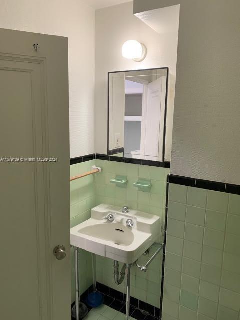 Building Photo - 2421 Lake Pancoast Dr