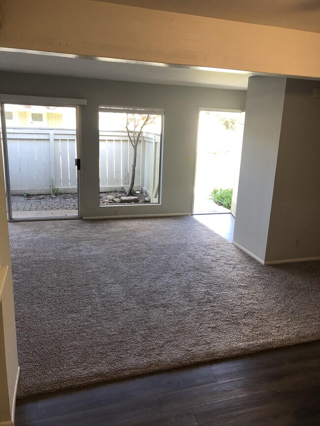 Foto del edificio - 2043 Village Ln