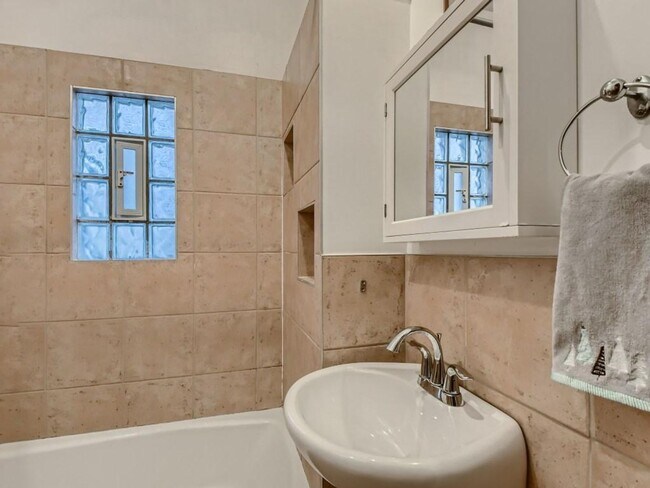 Foto del edificio - 4 Bedroom SFH in MacGroveland! Close by Concordia and Macalester