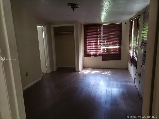 Foto del edificio - 1712 SW 24th St