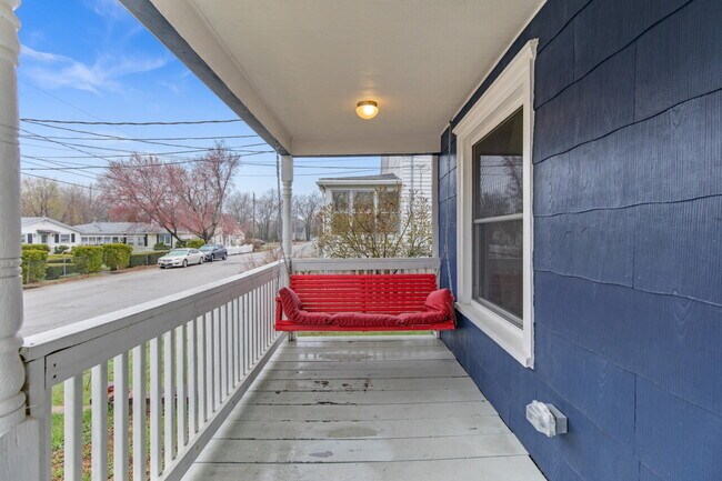 Foto del edificio - Spacious 3-Bed/1.5-Bath Home with Classic ...