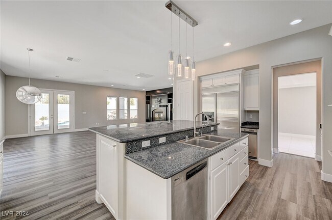 Foto del edificio - 8070 Lands End Ave