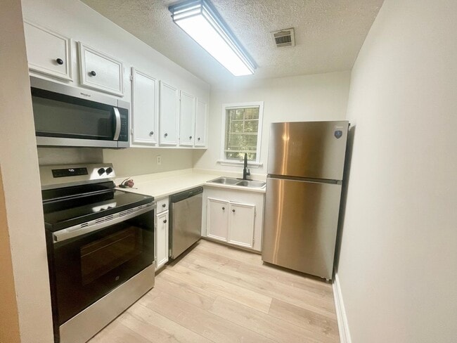 Building Photo - 2/1 apartment in downtown Brandon for rent!!