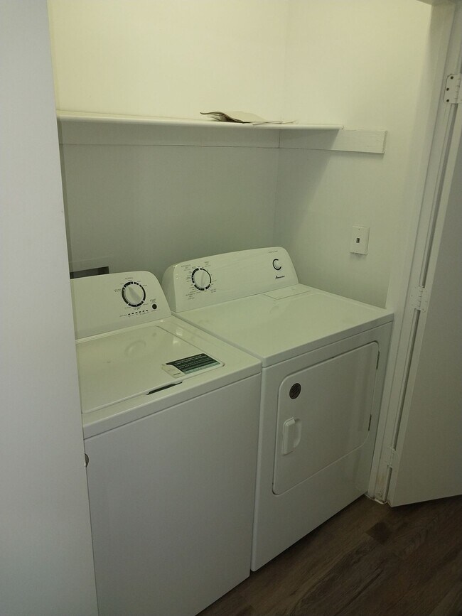 Building Photo - Two Bedroom Apartment