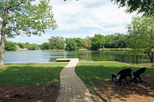 Foto del edificio - 1002 Lake Way Dr