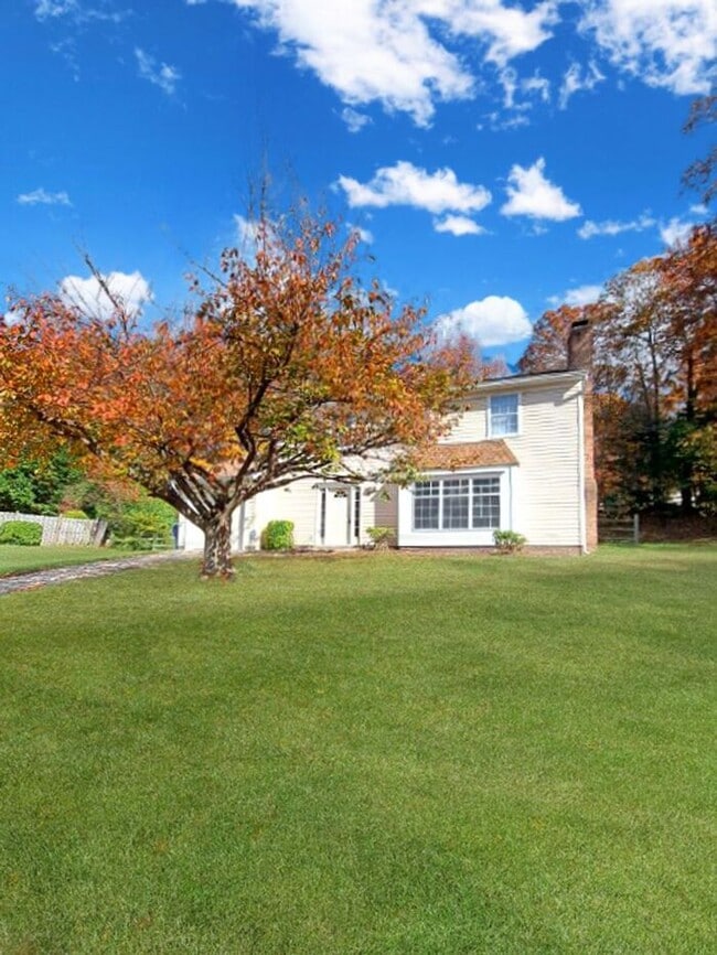 Building Photo - Two Story SFH with Large Back Yard, 1-Car ...