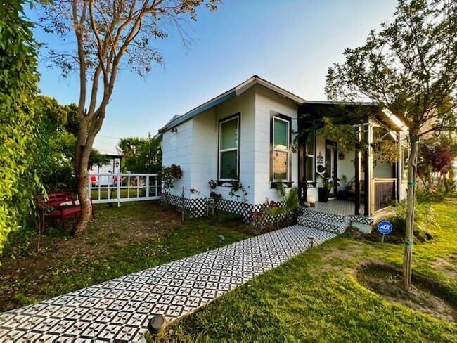 Foto del edificio - 18408 E Covina Blvd