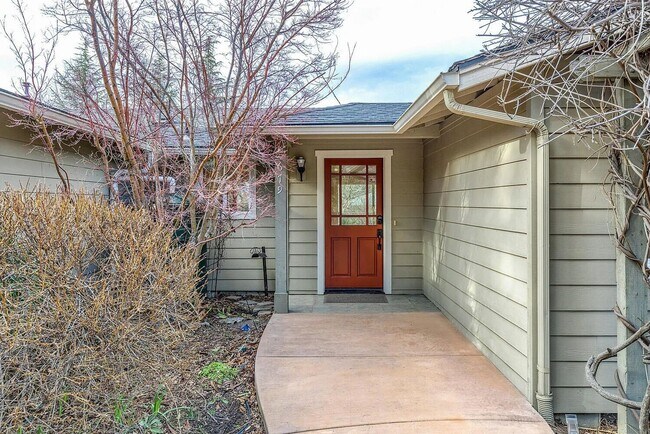 Foto del edificio - Beautiful home on large, landscaped flag lot - Available March