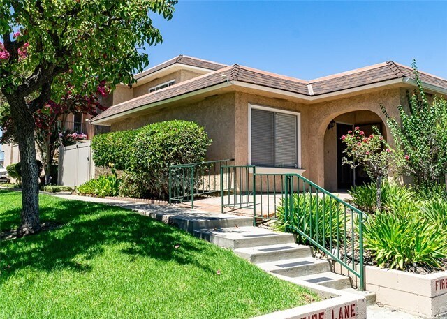 Primary Photo - 961 Las Lomas Dr
