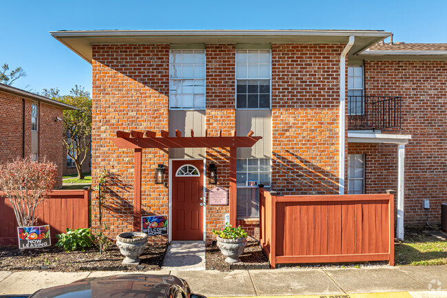 Building Photo - Colonial Estates