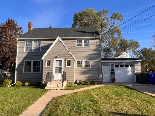 Building Photo - 1004 Desnoyer St