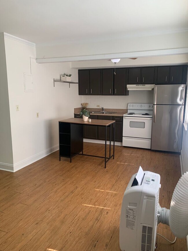 Foto del edificio - Charming One Bedroom Apartment In The Heart of Plaza Midwood!
