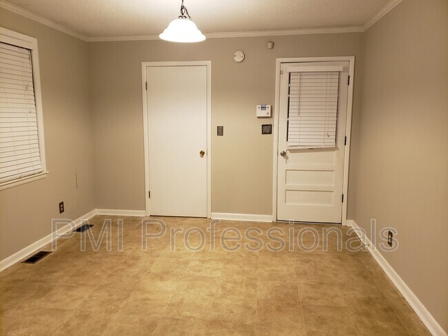 Building Photo - 206 Highland Ave