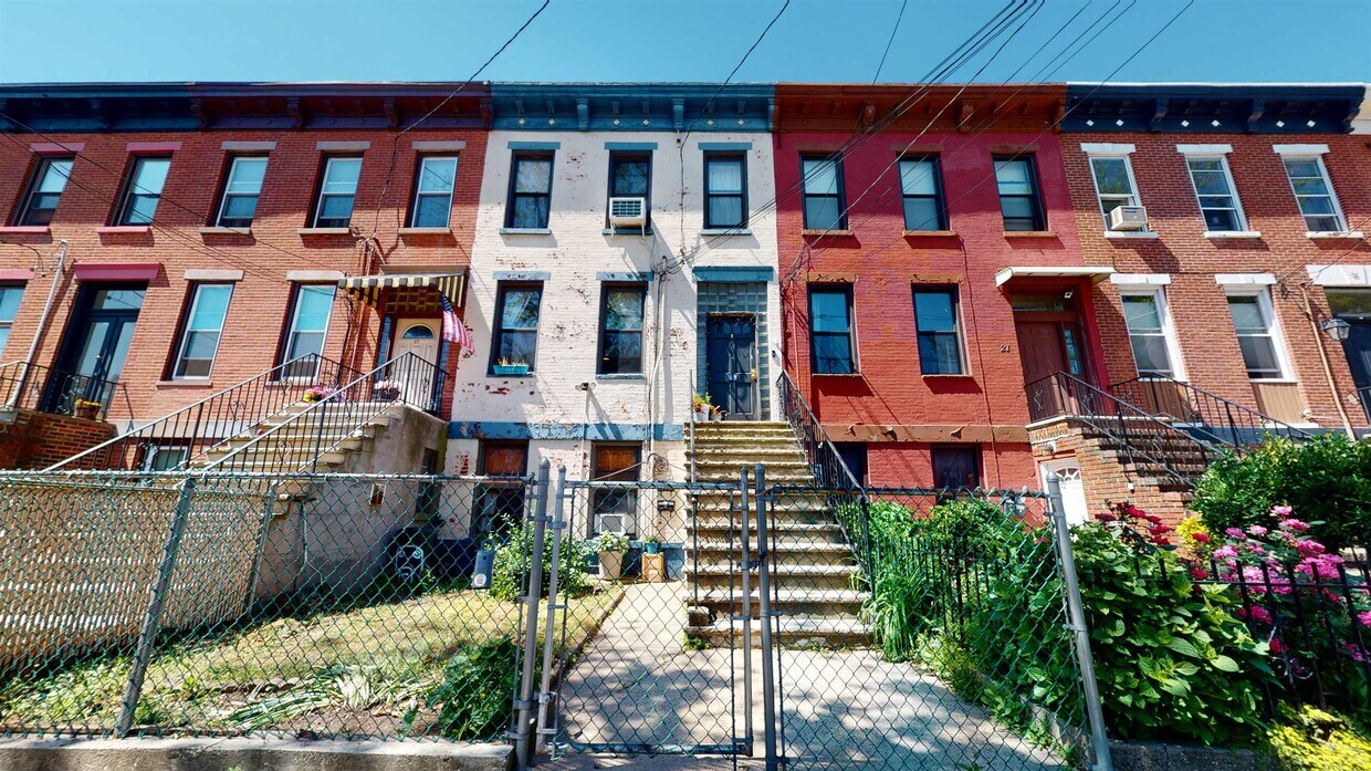 Primary Photo - 19 Henry St