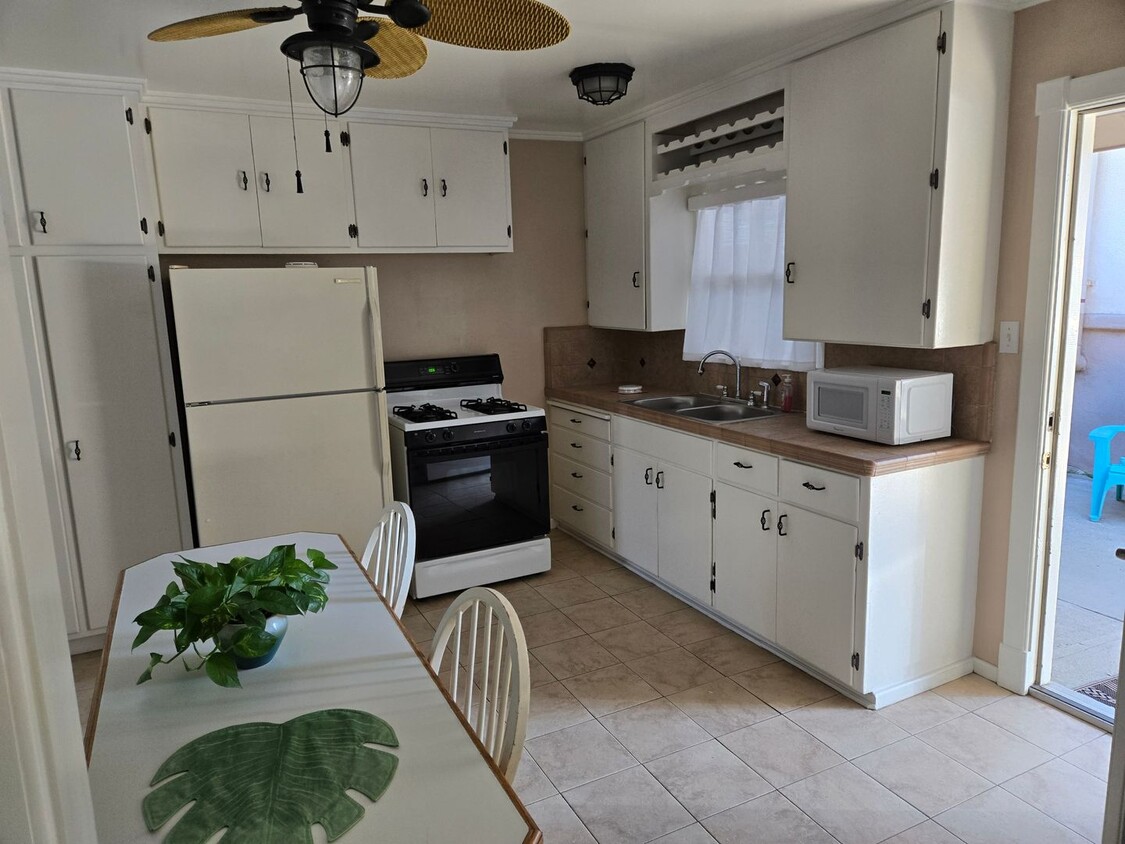 Primary Photo - 1 bedroom apartment-steps from the beach
