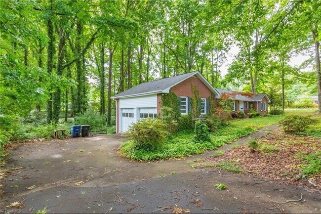 Building Photo - 2601 Loch Dr