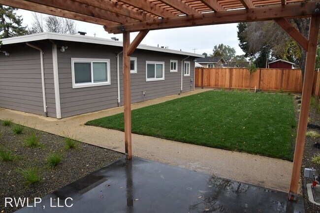 Foto del edificio - 3 br, 2 bath House - 1110 Almanor Avenue