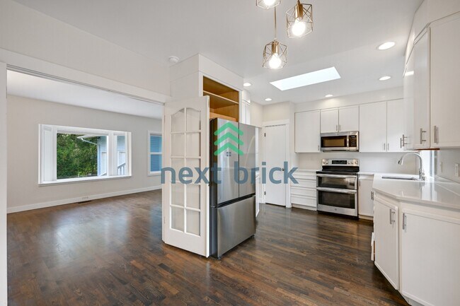 Foto del edificio - "Charming Bellevue 4-Bed Oasis with 2 Baths - Spacious 1560 Sq Ft Retreat!"