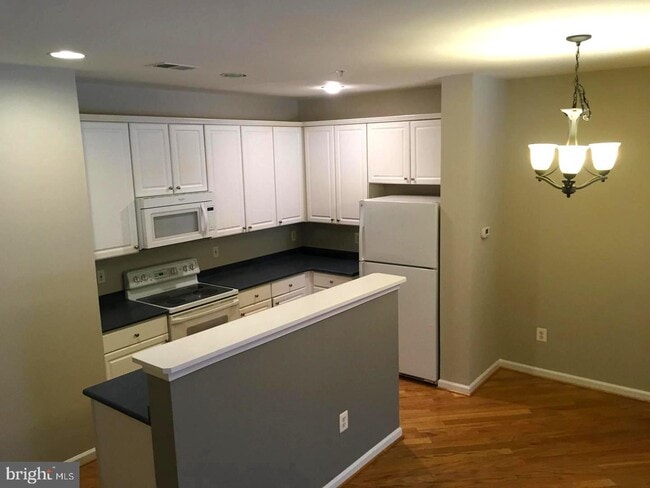 Building Photo - 5095 Donovan Dr