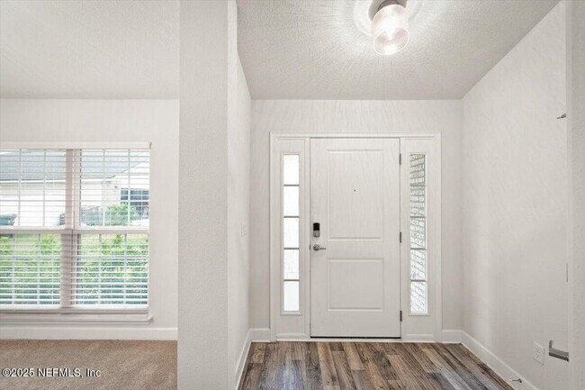 Foto del edificio - 7271 Gateway Ct