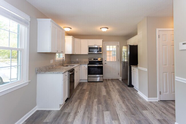 Foto del edificio - Welcome to this beautiful newly renovated 3-bedroom brick ranch!