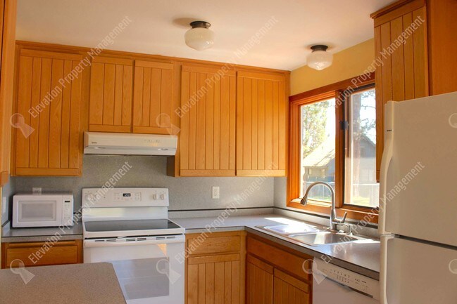 Foto del edificio - 67708 Cloverdale Rd