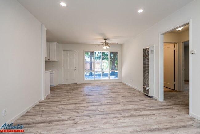Foto del edificio - Stylish Home | Remodeled | Desirable Location