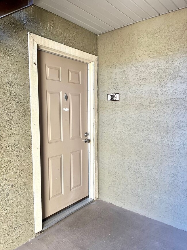Building Photo - 2 Bedroom Condo in Guard Gated Community