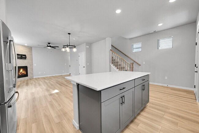 Building Photo - $2,495.00, 3 bed,2.5 bath located in Color...